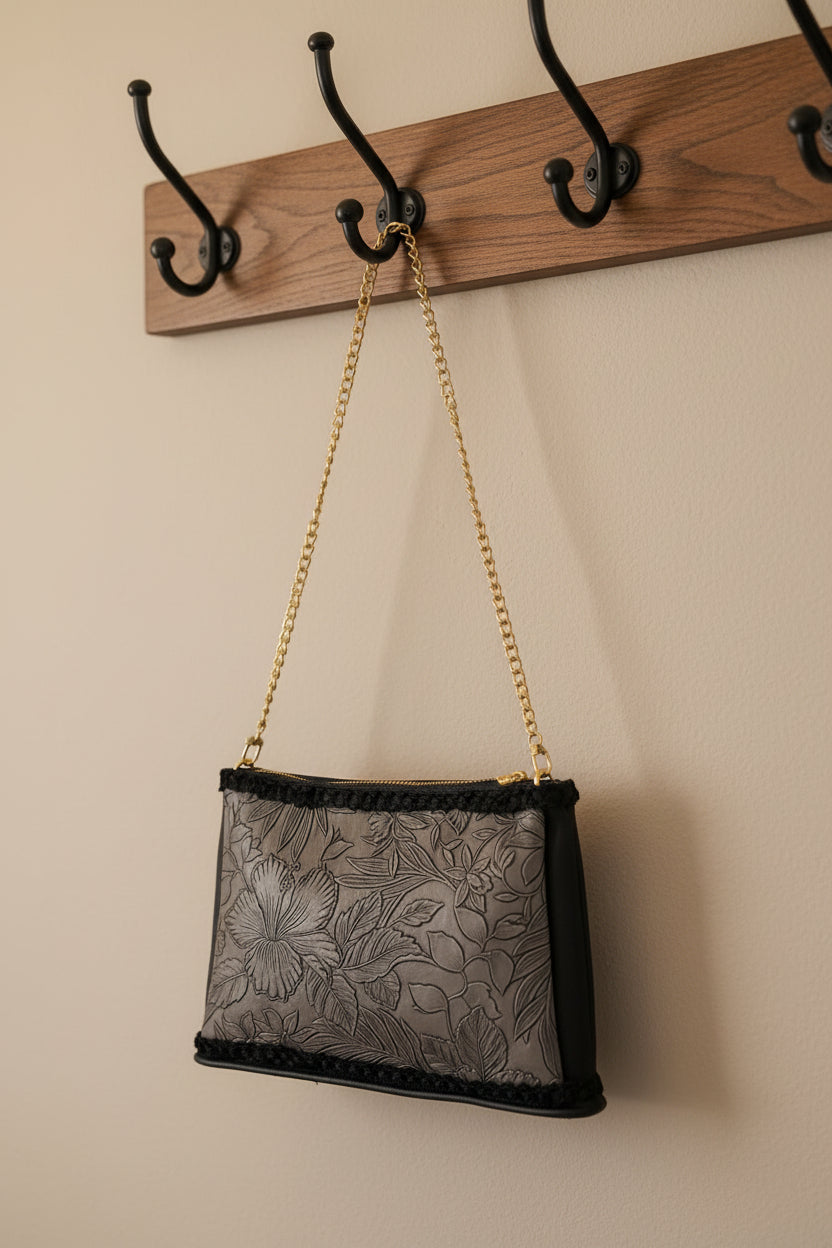 Elegant Leather Purse with Gold Chain